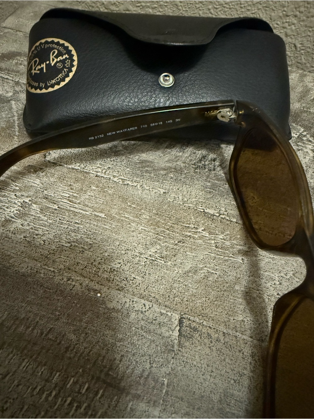 Authentic Ray-Ban Wayfarer Sunglasses in Tortoiseshell and Brown with Case! - Picture 6 of 6